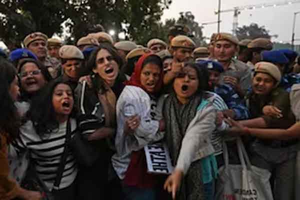 इंडिया गेट पर वायु प्रदूषण के खिलाफ प्रदर्शन कर रहे लोग हिरासत में, राहुल ने कहा, वोट चोर सरकार बेपरवाह,अपराधियों जैसा व्यवहार क्यों?