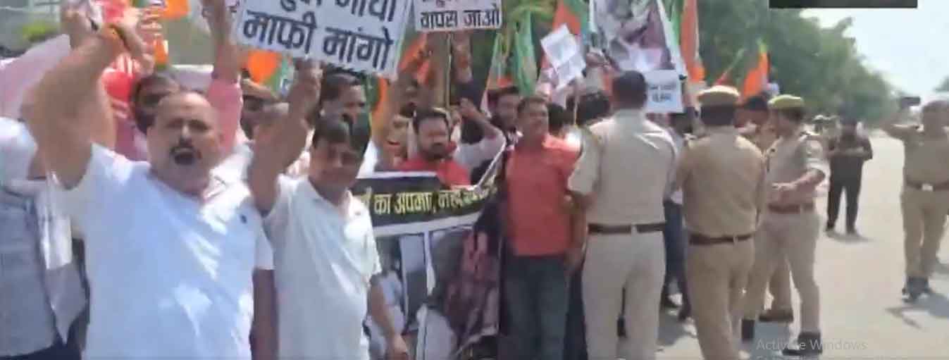 रायबरेली में राहुल गांधी का काफिला रोका गया, मंत्री  दिनेश प्रताप सिंह ने  भाजपा कार्यकर्ताओं के साथ  विरोध प्रदर्शन  किया