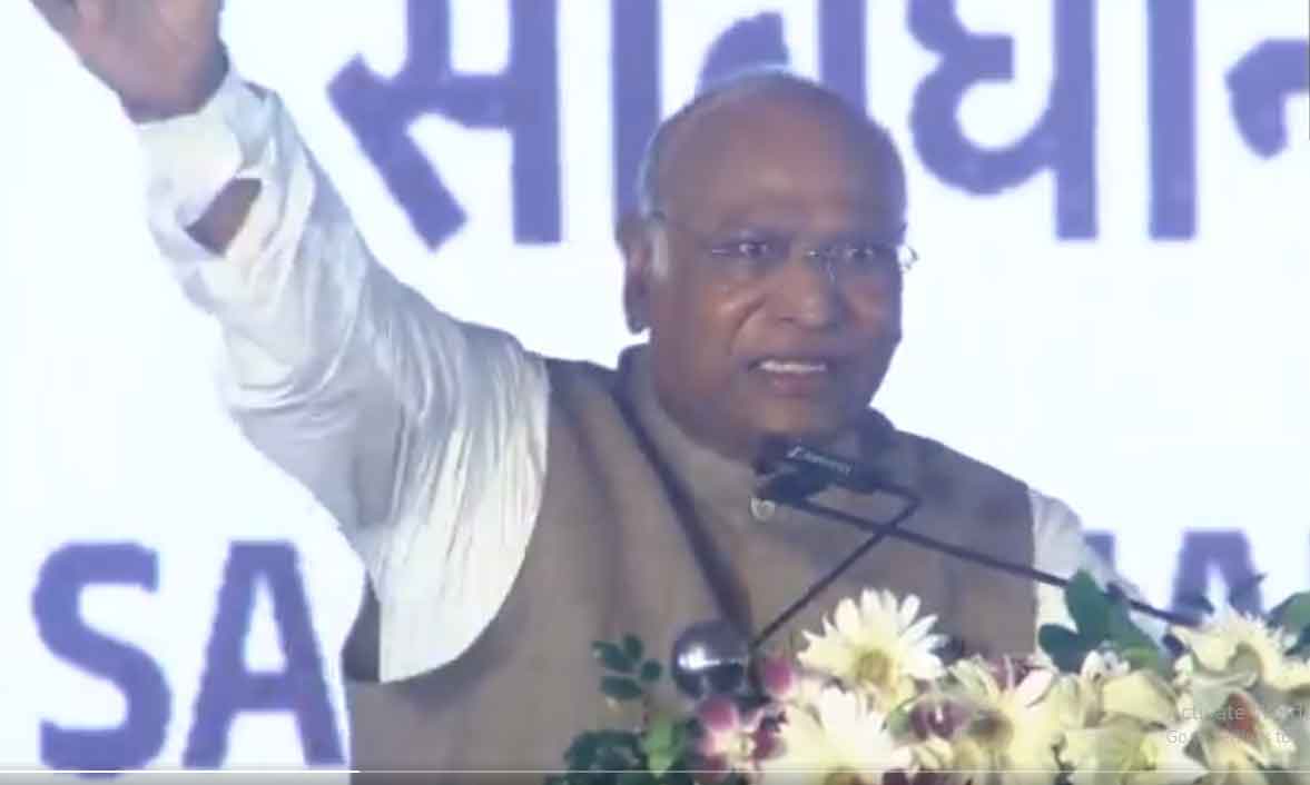 मल्लिकार्जुन खड़गे  ने लगाया आरोप, भाजपा संविधान से धर्मनिरपेक्ष और समाजवादी शब्द हटाना चाहती है