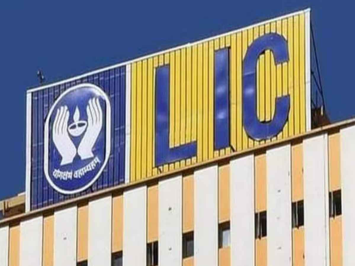 सरकार सार्वजनिक क्षेत्र की बीमा कंपनी LIC में और हिस्सेदारी बेचने की कवायद में