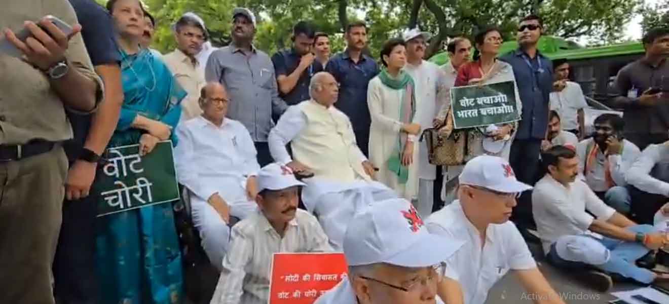वोट चोरी के खिलाफ मार्च के बाद  मल्लिकार्जुन खड़गे ने अपने आवास पर  इंडिया अलायंस के नेताओं को रात्रिभोज दिया