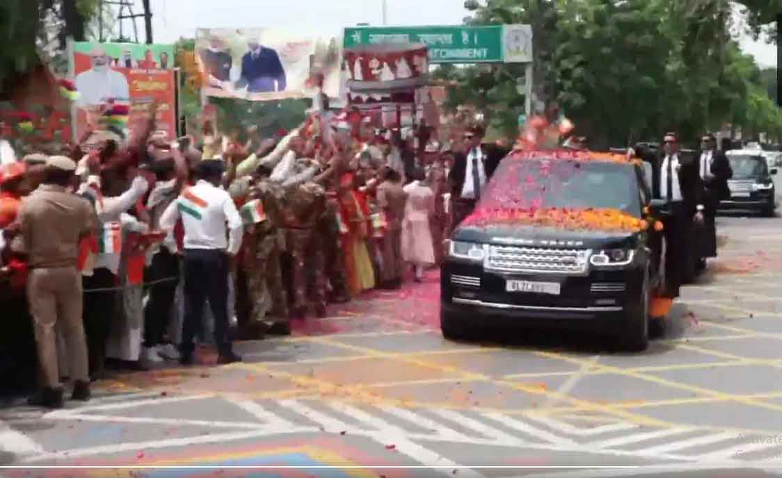 पीएम मोदी वाराणसी पहुंचे, रोड शो किया, मॉरीशस के प्रधानमंत्री के साथ मीटिंग की, कांग्रेस नेता अजय राय हाउस अरेस्ट