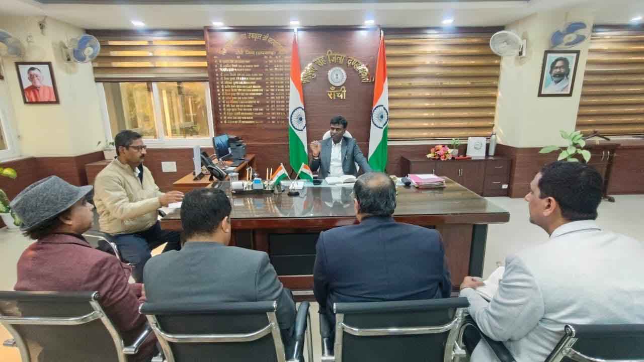 खेलगांव की देखभाल को लेकर डीसी ने की बैठक, सफाई और सुरक्षा पर खास ध्यान देने को कहा