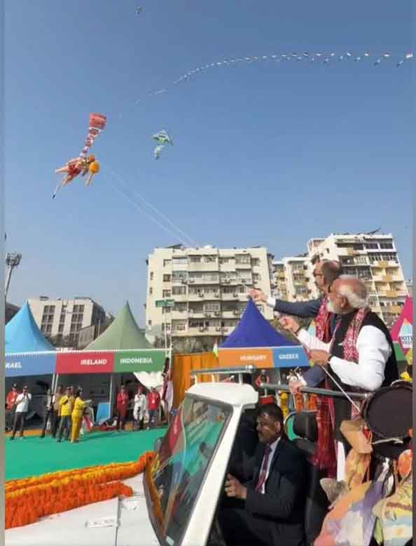 अहमदाबाद : अंतरराष्ट्रीय पतंग महोत्सव में जर्मन चांसलर और पीएम मोदी हुए शामिल, पतंग उड़ाई, साबरमती आश्रम गये