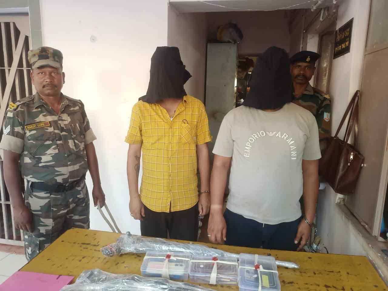 जमीन के धंधे में रंगदारी वसूलने वाला  अपराधी  संदीप थापा समेत दो गिरफ्तार, दो रायफल और गोलियां बरामद