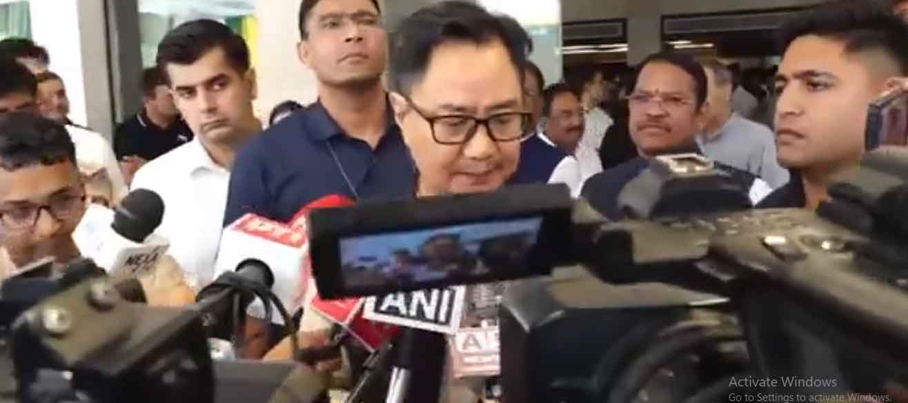लोकसभा में विपक्ष ने आसन की ओर कागज के टुकड़े फेंके, नारेबाजी की,  रिजिजू  ने विरोध किया, कहा,  हिम्मत है, तो चर्चा में भाग लें