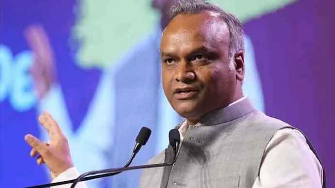 कर्नाटक सरकार के मंत्री  प्रियांक खरगे ने सिद्धारमैया को पत्र लिखा,  आरएसएस पर बैन लगाने की मांग,   भाजपा वे कहा, कोई भी  प्रतिबंध नहीं लगा सकता