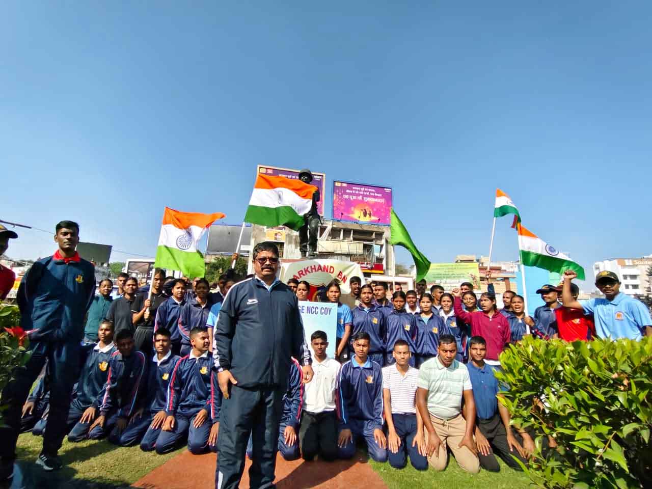झारखंड राज्य गठन के 25 वर्ष पूरे होने पर  एनसीसी  कैडेट्स  ने युवा झारखंड रजत रैली निकाली