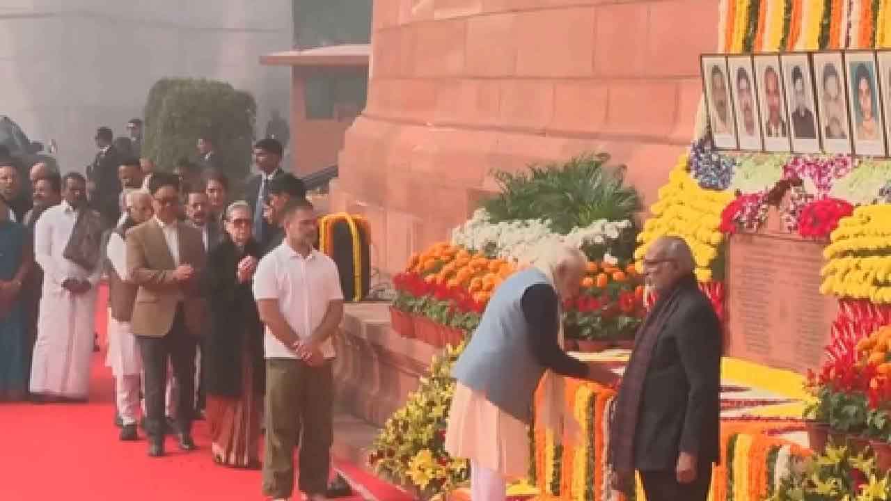 संसद भवन पर हुए आतंकी हमले की 24वीं बरसी पर राष्ट्रपति, उपराष्ट्रपति, पीएम मोदी, राहुल गांधी ने शहीदों को नमन किया