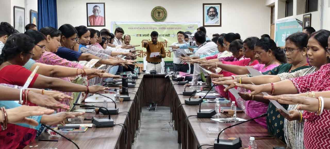 DC ने नशा मुक्ति की शपथ दिलाई, छात्राओं को सम्मानित किया, अधिकारियों को अनुशासन का पाठ पढ़ाया