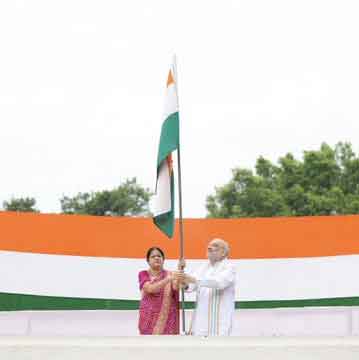 भाजपा का हर घर तिरंगा अभियान शुरू, अमित शाह ने अपने आवास पर राष्ट्रीय ध्वज फहराया