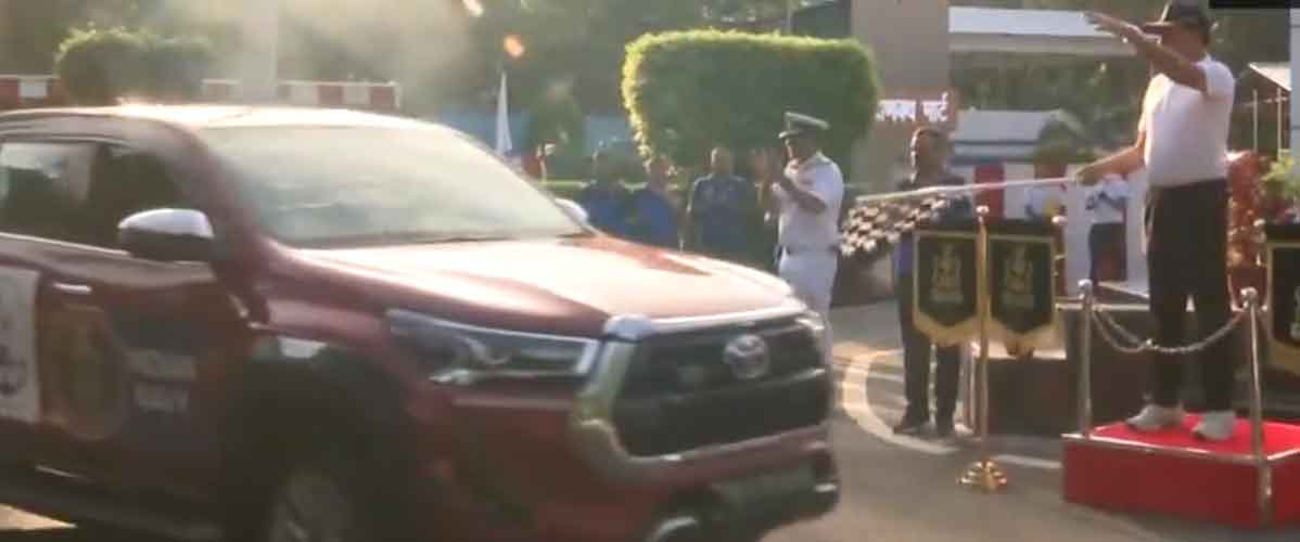नौसेना प्रमुख एडमिरल दिनेश के त्रिपाठी ने भारतीय नौसेना कार रैली को हरी झंडी दिखाई