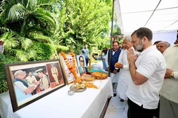 राहुल गांधी पूरन कुमार की पत्नी से मिले, संवेदना प्रकट की, कहा,   भाजपा-आरएसएस की मनुवादी विचारधारा ने समाज में जहर घोल दिया है
