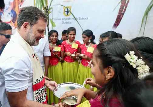 राहुल गांधी तमिलनाडु में  संत  थॉमस इंग्लिश हाई स्कूल के बच्चों से मिले, कहा, मैं बहुत शरारती था