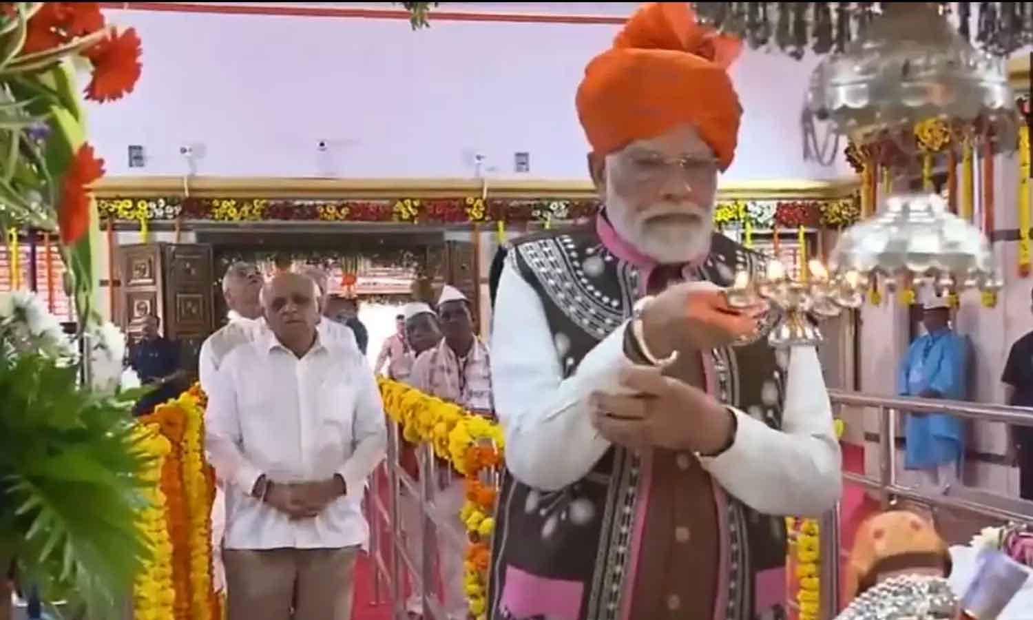 पीएम मोदी गुजरात के सूरत पहुंचे,  आदिवासियों की  कुलदेवी   पंडोरी माता की पूजा-अर्चना की, रोड शो किया