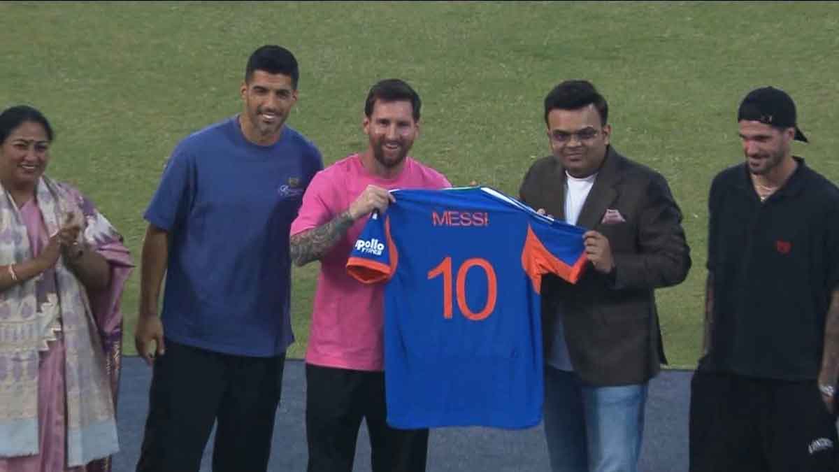 लियोनेल मेसी को जय शाह ने क्रिकेट टीम की नंबर 10 जर्सी भेंट की, टी20 विश्व कप का निमंत्रण दिया
