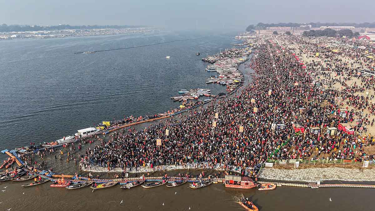 माघ मेले में मकर संक्रांति पर संगम में डुबकी लगाने वाले श्रद्धालुओं की संख्या एक करोड़ के करीब