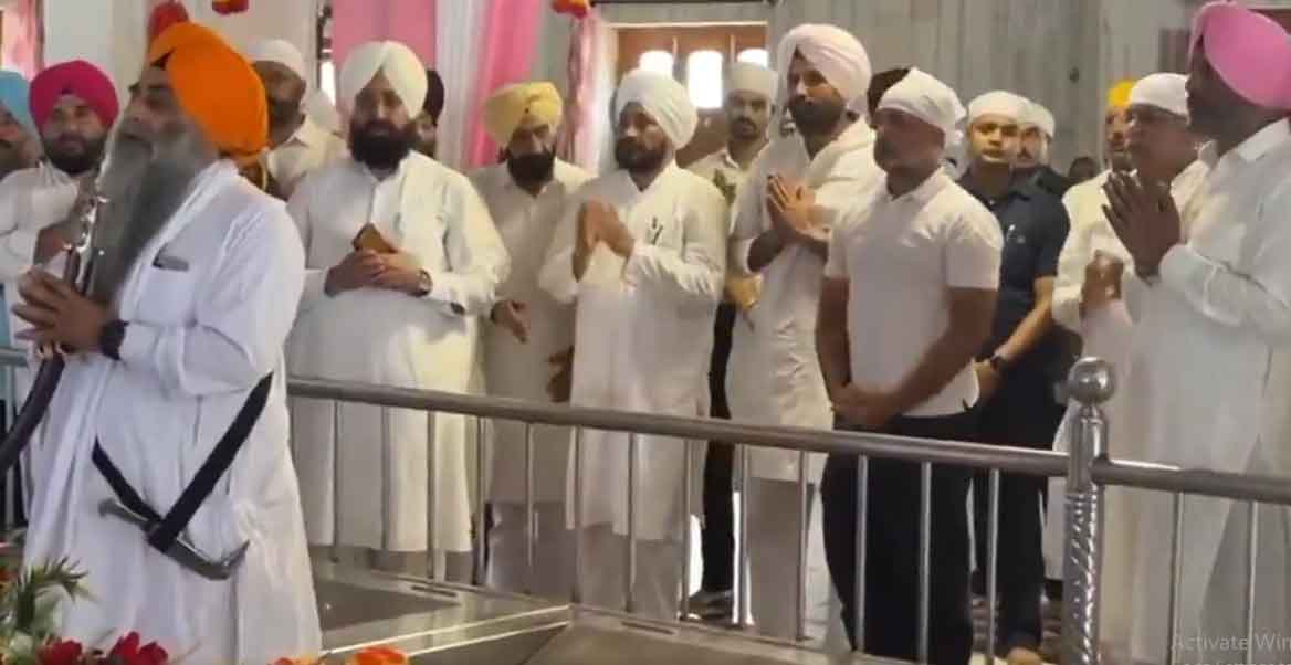 राहुल गांधी अमृतसर पहुंचे, गुरुद्वारा श्री समाध बाबा बुड्ढा जी साहिब में मत्था टेका, बाढ़ पीड़ित लोगों से मिले