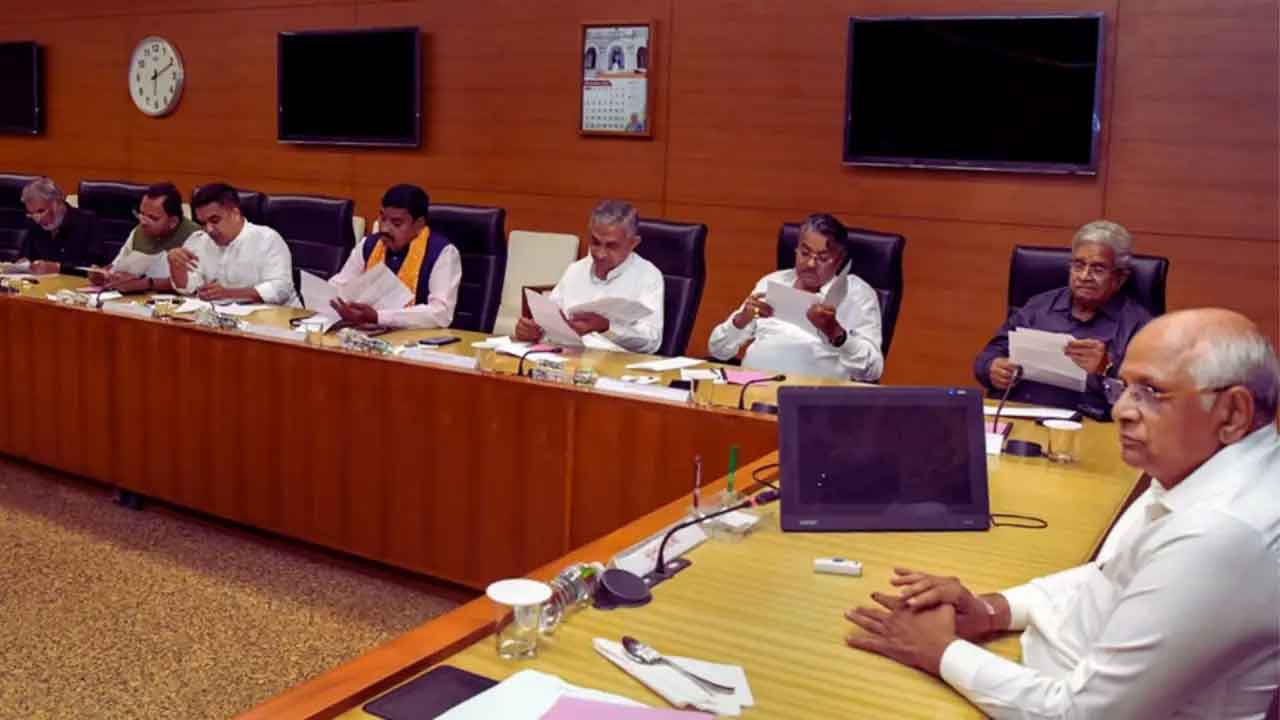 गुजरात की राजनीति में भूचाल, CM भूपेंद्र पटेल ने सभी मंत्रियों से इस्तीफे लिये, कल नये मंत्री शपथ लेंगे