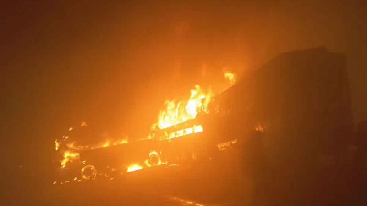 मथुरा : घने कोहरे के कारण सात बसें और तीन कारें टकराई, 13 यात्रियों की जलकर मौत