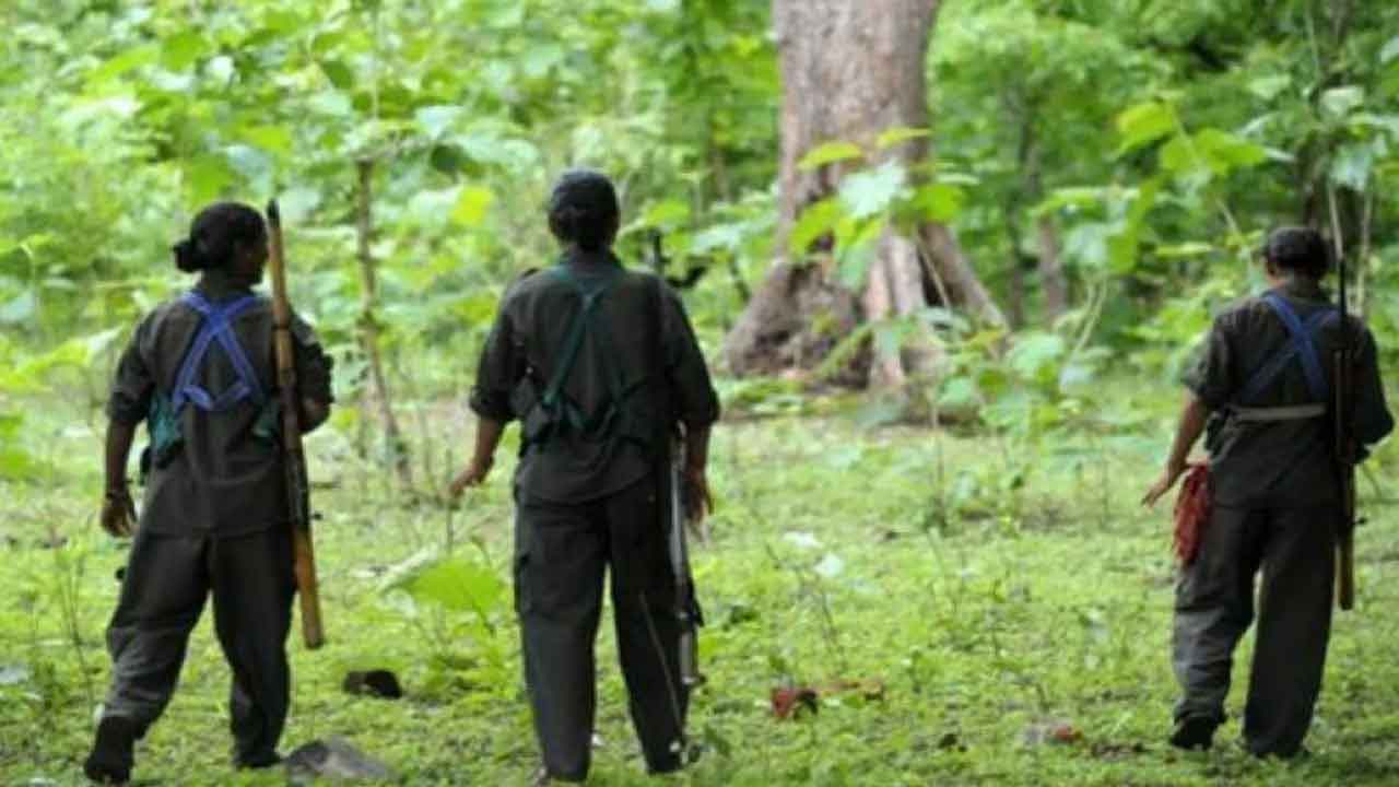 छत्तीसगढ़ के बीजापुर में 34 नक्सलियों ने किया सरेंडर, सात महिलाएं भी शामिल