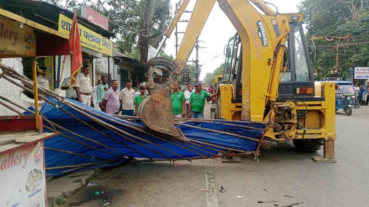 कोकर में अतिक्रमण पर चला नगर निगम का डंडा, ठेले-गुमटी हटाये गये, सामान जब्त