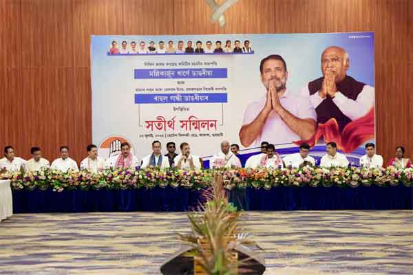 राहुल गांधी, मल्लिकार्जुन खड़गे असम पहुंचे,  पीसीसी पदाधिकारियों, सांसदों, विधायकों के साथ बैठक की