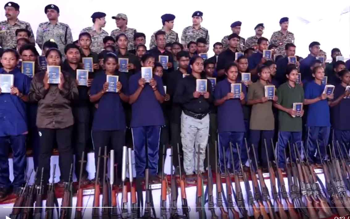 छत्तीसगढ़ :  208 नक्सलियों ने 153 हथियारों के साथ सरेंडर किया, संविधान हाथ में लेकर हिंसा त्यागने की शपथ ली