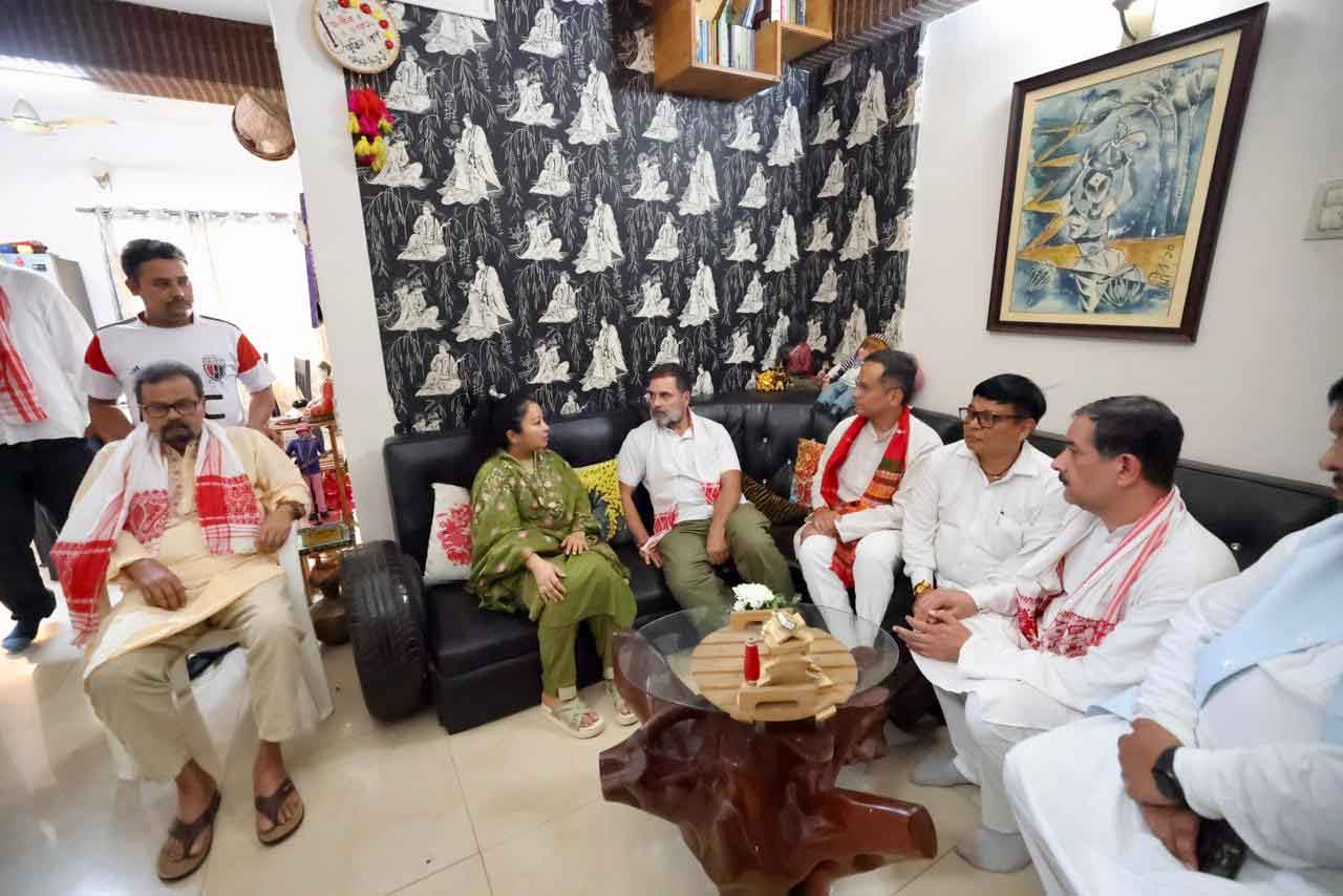 राहुल गांधी ने असम के प्रसिद्ध गायक जुबिन गर्ग को श्रद्धांजलि दी, परिजनों से मिले