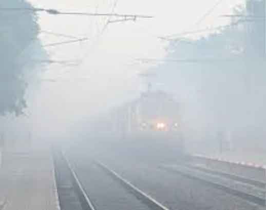 घने कोहरे के कारण दिल्ली हावड़ा रूट की 65 से ज्यादा ट्रेनें लेट चल रही है