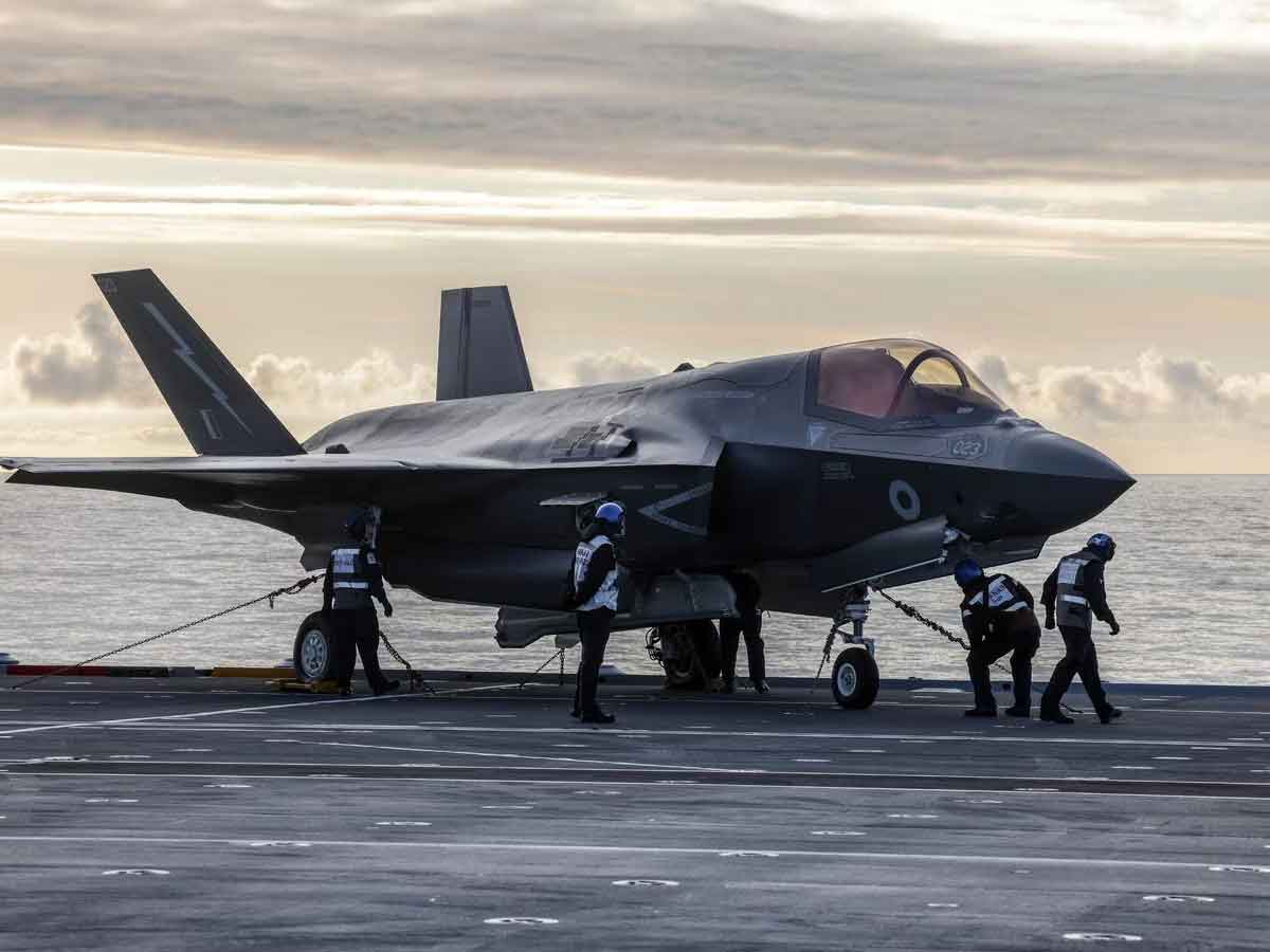 ब्रिटिश रॉयल नेवी का F-35B स्टील्थ फाइटर जेट 48 घंटे बाद भी तिरुवनंतपुरम एअरपोर्ट पर खड़ा है