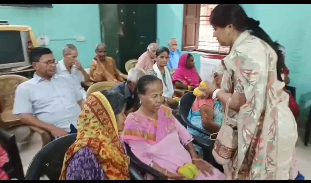 मूक बधिर बच्चों व वृद्धों के बीच जरूरी सामग्रियों का वितरण