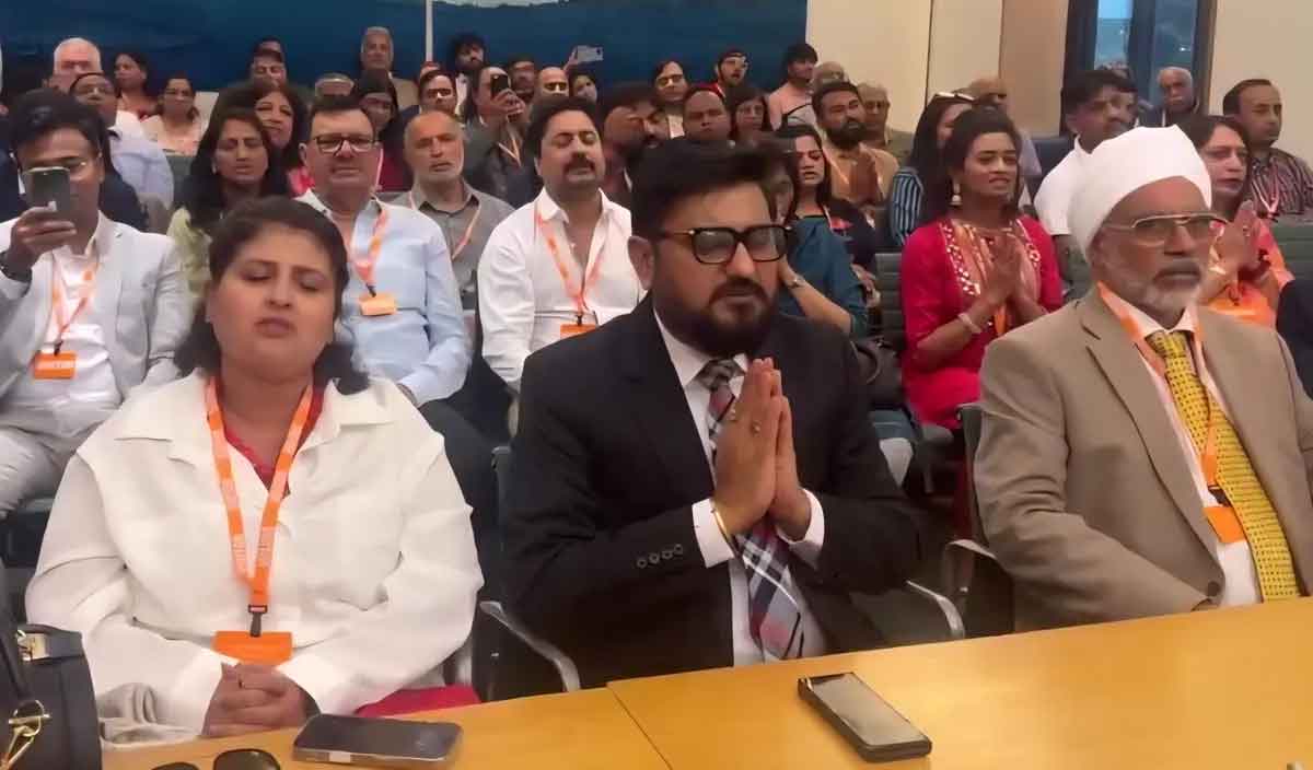 बाबा बागेश्वर की मौजूदगी में ब्रिटेन की संसद में हनुमान चालीसा का पाठ, वीडियो वायरल
