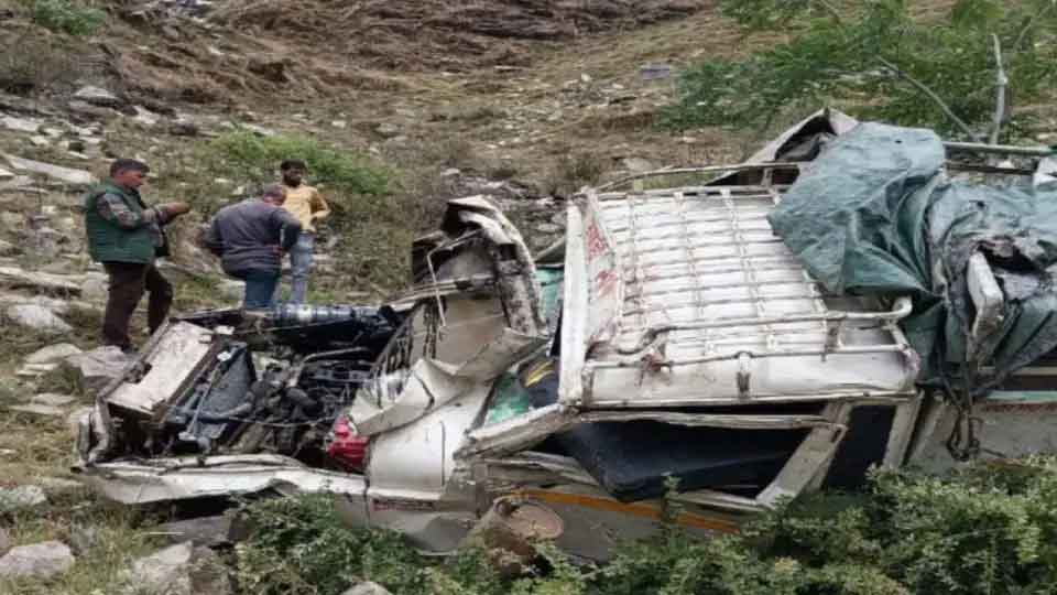 महाराष्ट्र के नंदुरबार जिले में सड़क हादसा, वाहन गहरी खाई में गिरा, आठ   श्रद्धालुओं  की मौत, कई घायल