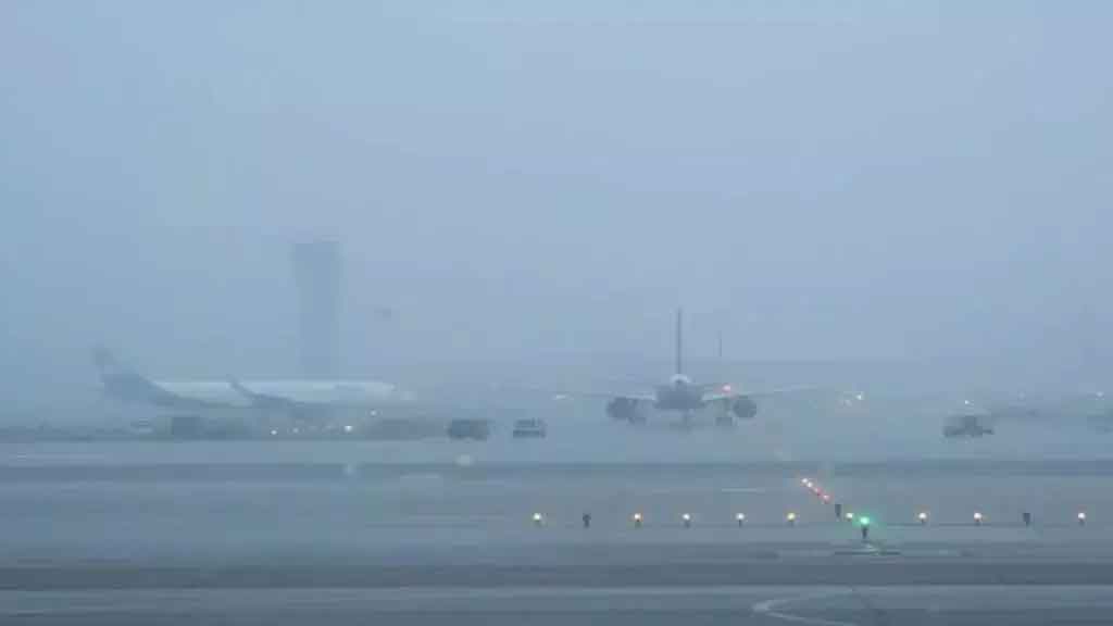भारतीय हवाई अड्डा प्राधिकरण ने कोहरे की स्थिति पर एडवाइजरी जारी की,  इंडिगो ने भी यात्रियों को सलाह दी