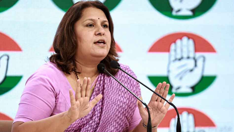 272 ब्यूरोक्रेट्स के पत्र पर कांग्रेस बरसी, वोट चोरी के सबूत देखकर भी आंखों पर पट्टी बांधनेवाले ये लोग कौन हैं