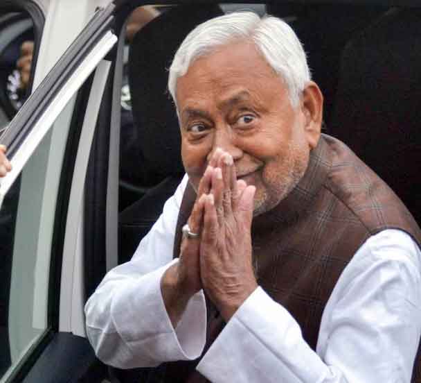 नीतीश कुमार ने राजभवन पहुंच कर राज्यपाल को अपना  इस्तीफा  सौंपा,  सरकार बनाने का दावा पेश किया