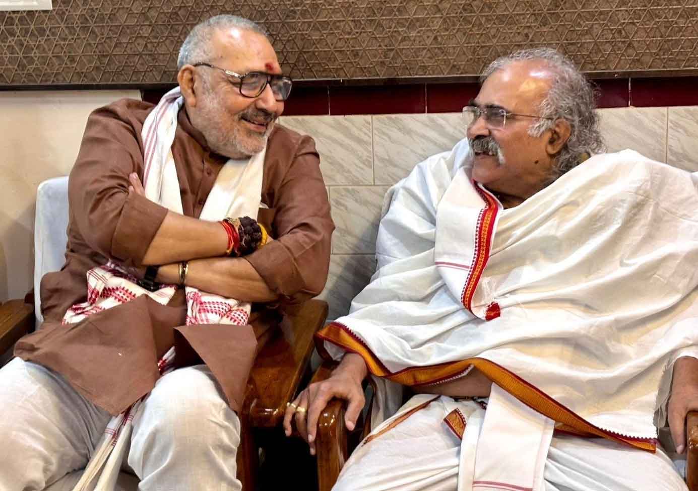 पद्मश्री अशोक भगत ने केंद्रीय मंत्री गिरिराज सिंह को अपनी पुस्तक भेंट की