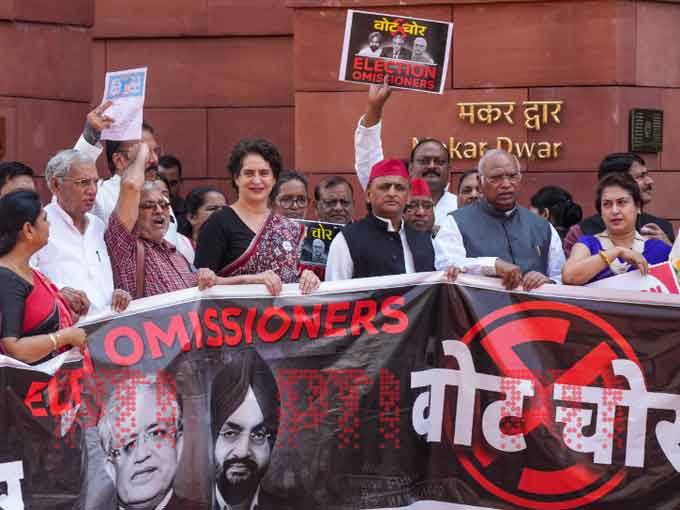 विपक्ष का बिहार एसआईआर को लेकर प्रदर्शन जारी, भाजपा ने कहा, वे घुसपैठियों को वोटर बनाना चाहते हैं