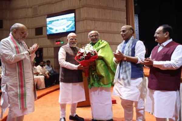 एनडीए सांसदों की बैठक में उपराष्ट्रपति पद के उम्मीदवार सीपी राधाकृष्णन को सम्मानित किया गया