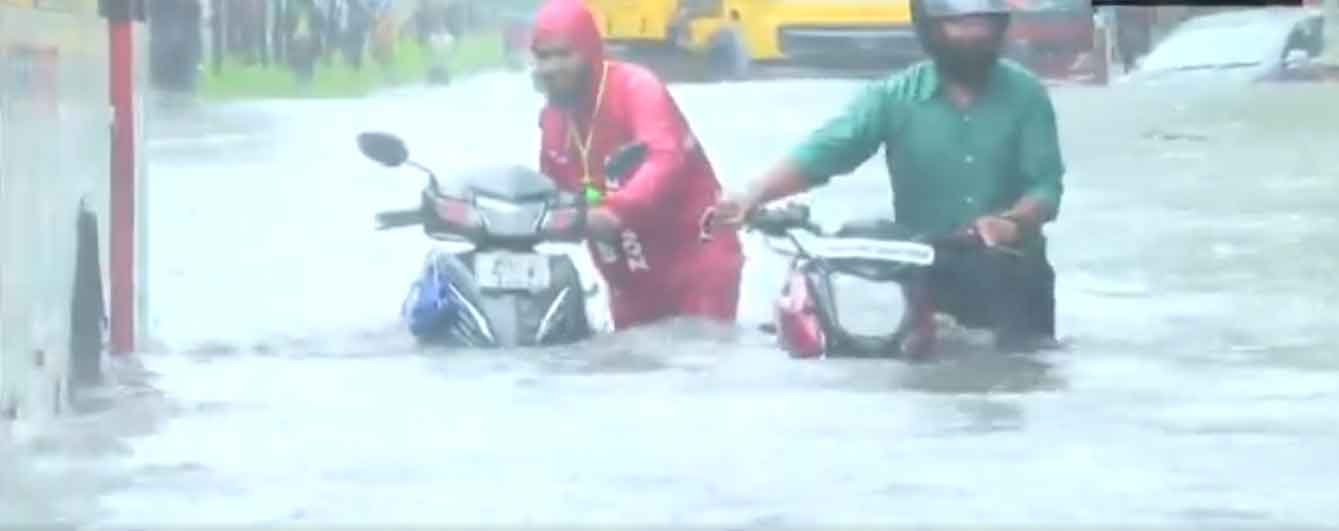 महाराष्ट्र में आफत की बारिश, मीठी नदी का जलस्तर 3.9 मीटर बढ़ा, सैकडों रेस्क्यू किये गये, फ्लाईट, रेल सेवा प्रभावित