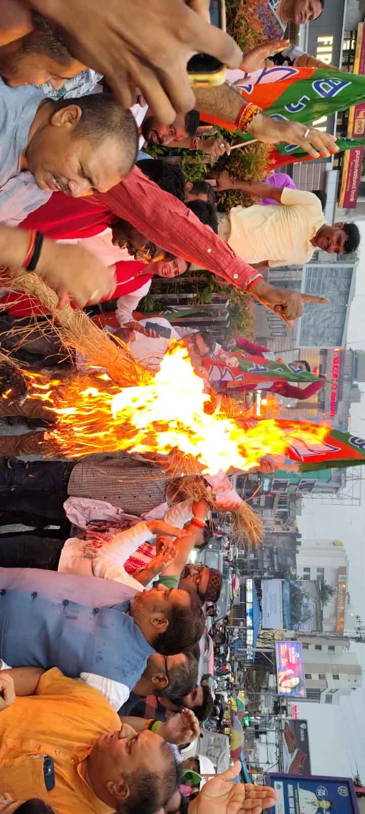 भोगनाडीह की घटना को लेकर आदिवासी समाज में आक्रोश, पुतला फूंका