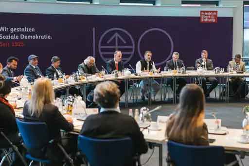 बर्लिन  : राहुल गांधी मोहन भागवत पर बरसे, कहा, हम सत्य के साथ, आरएसएस सच्चाई का विरोधी