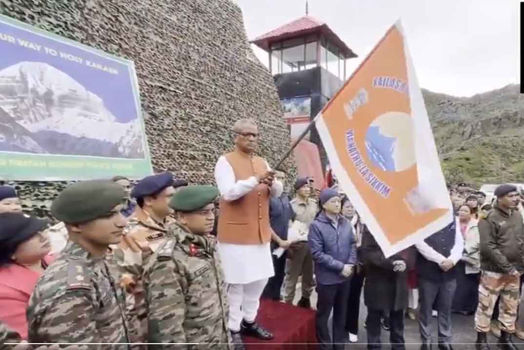 36 तीर्थयात्री कैलाश मानसरोवर यात्रा पर रवाना, सिक्किम के राज्यपाल ने हरी झंडी दिखाई