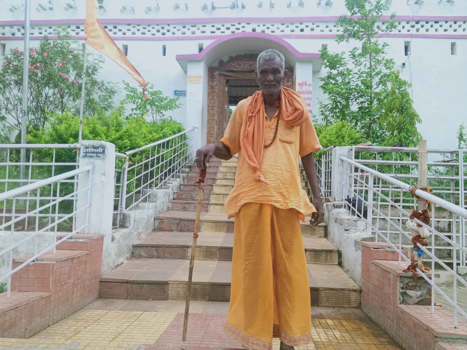 जगन्नाथपुर मंदिर की सेवा में आज भी डटे हैं देवेंद्र नायक, पत्नी भी देती है साथ