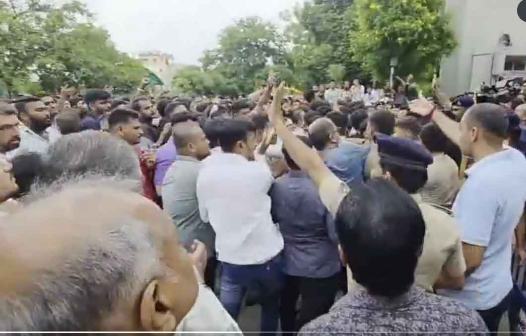 अहमदाबाद में छात्र की चाकू मारकर हत्या, आरोपी छात्र गिरफ्तार, परिजनों ने स्कूल में तोड़फोड़ की