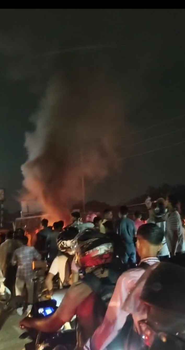 सड़क दुर्घटना में  घायल  युवक की मौत, पंडरा थाना के सामने शव रखकर सड़क जाम,  लोगों का फूटा गुस्सा