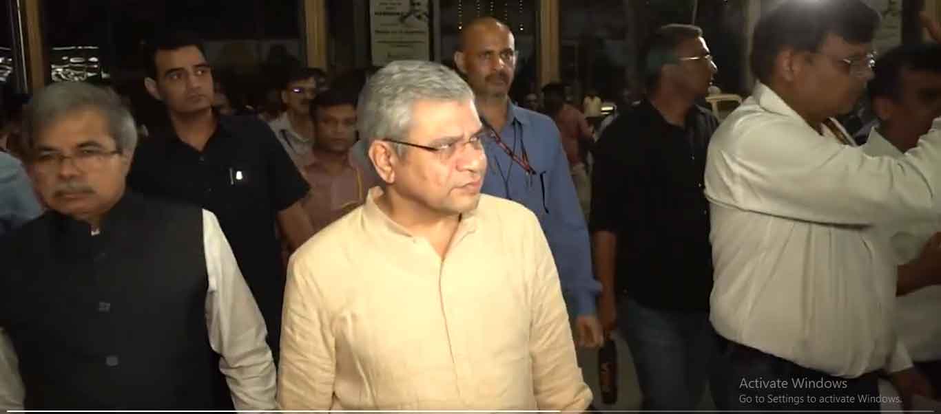 अश्विनी वैष्णव ने  छठ पूजा को लेकर नयी दिल्ली रेलवे स्टेशन का निरीक्षण किया, यात्रियों से बात की