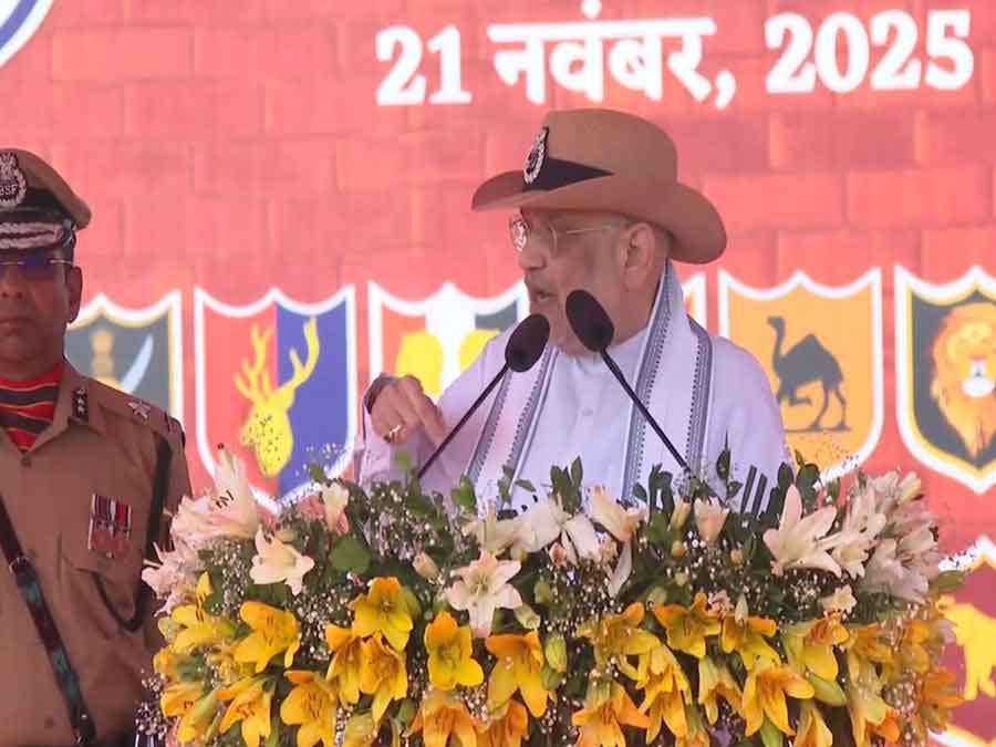 अमित शाह ने BSF के 61वें स्थापना दिवस पर भुज में शहीद जवानों को दी श्रद्धांजलि