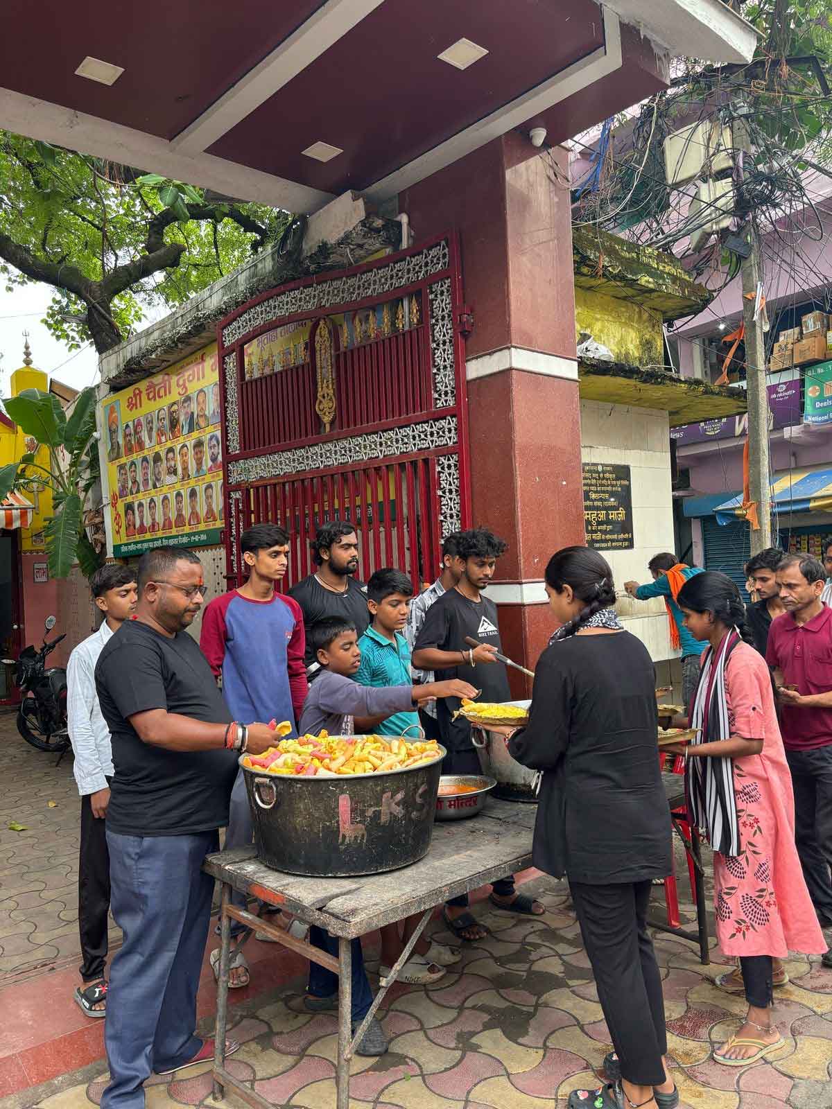 श्री चैती दुर्गा मंदिर में 2500 भक्तों ने  प्रसाद ग्रहण किया